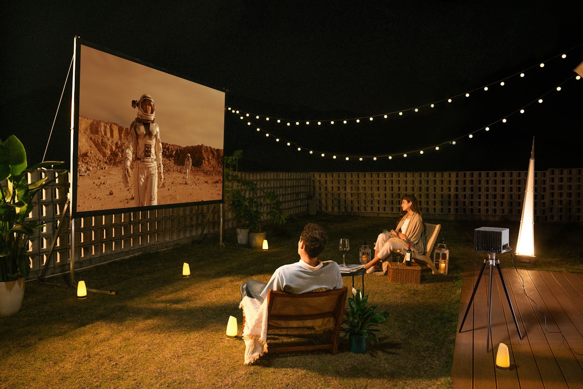 Soirée cinéma en plein air avec le mini-projecteur CineGoal — ambiance été entre amis